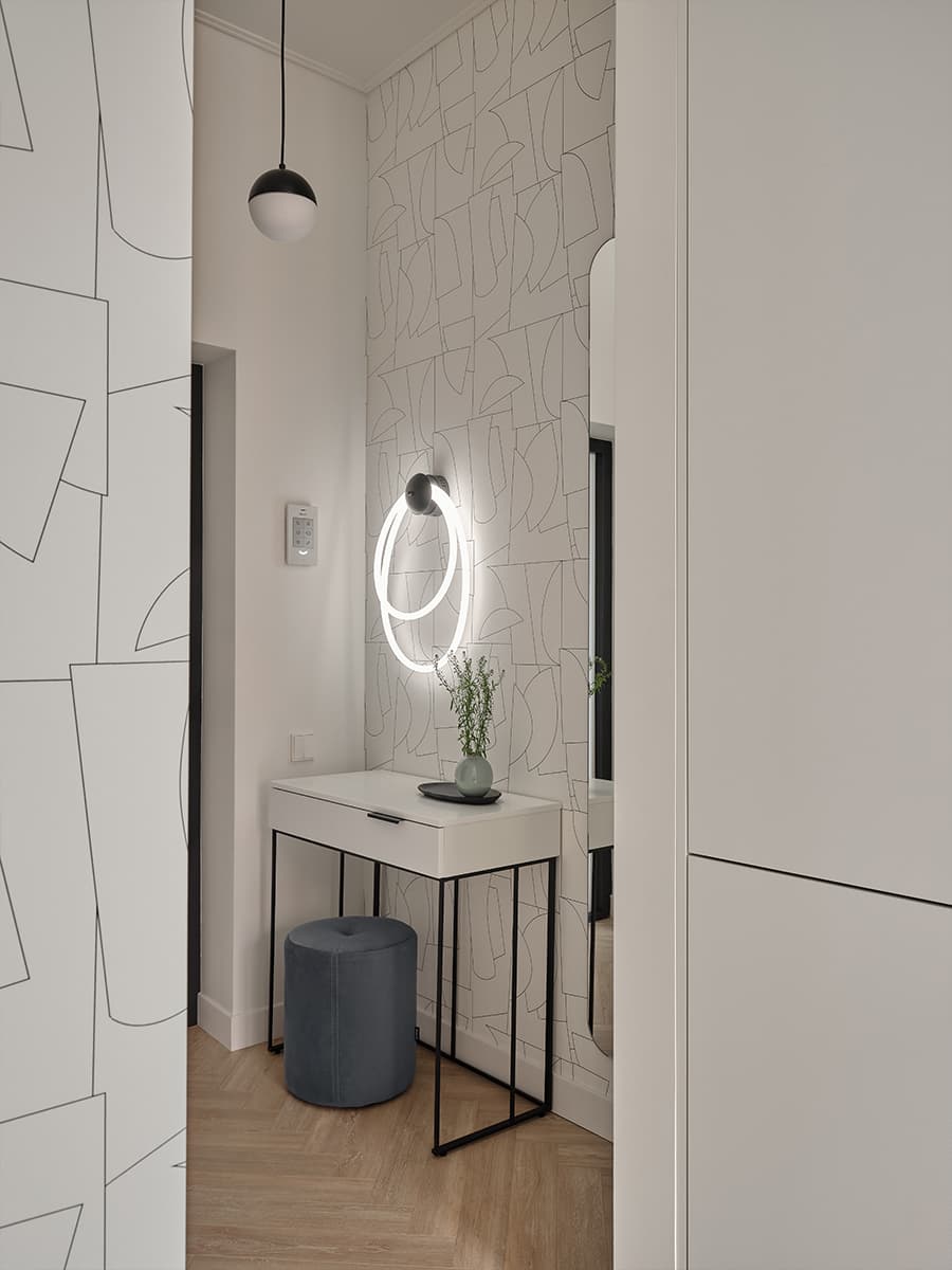 Светлый интерьер небольшой квартиры с ироничным декором — проект Зои Закалюжной