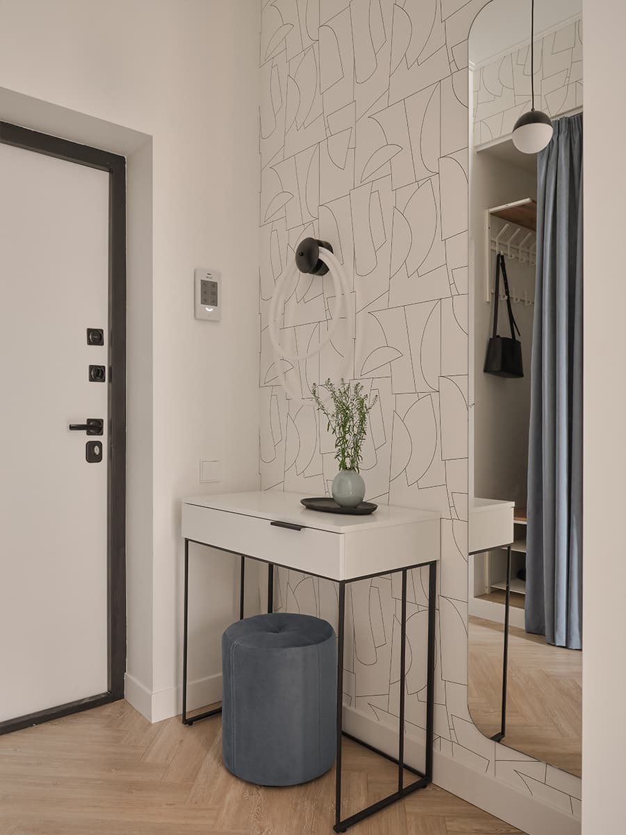 Светлый интерьер небольшой квартиры с ироничным декором — проект Зои Закалюжной