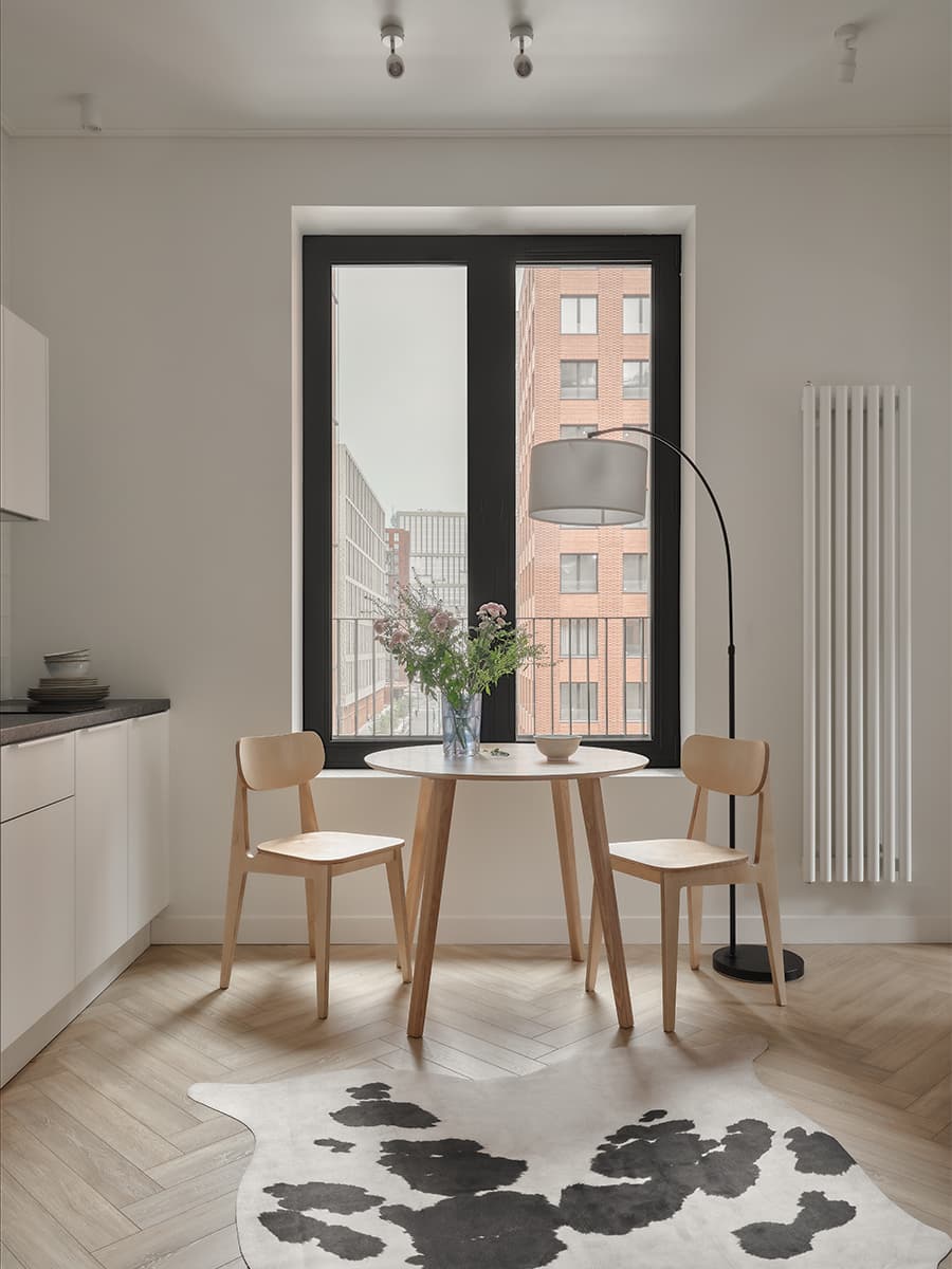 Светлый интерьер небольшой квартиры с ироничным декором — проект Зои Закалюжной