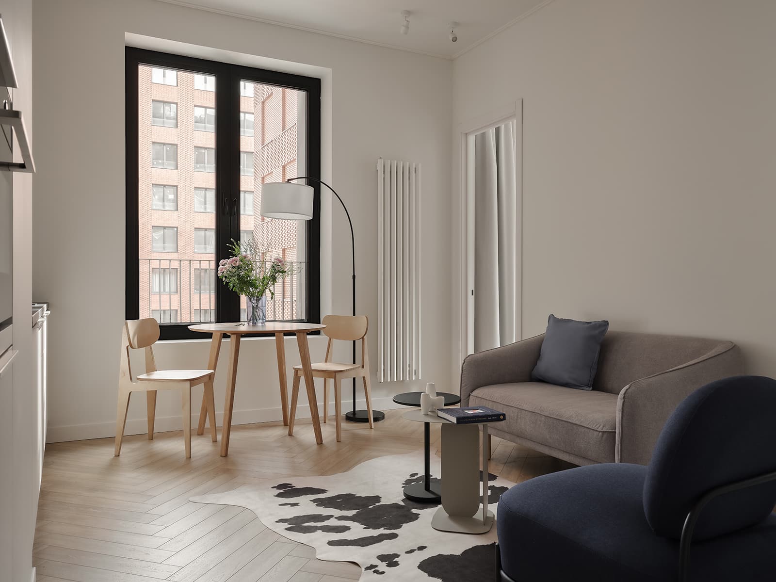 Светлый интерьер небольшой квартиры с ироничным декором — проект Зои Закалюжной