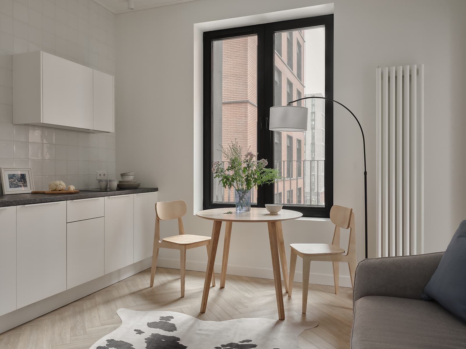 Светлый интерьер небольшой квартиры с ироничным декором — проект Зои Закалюжной