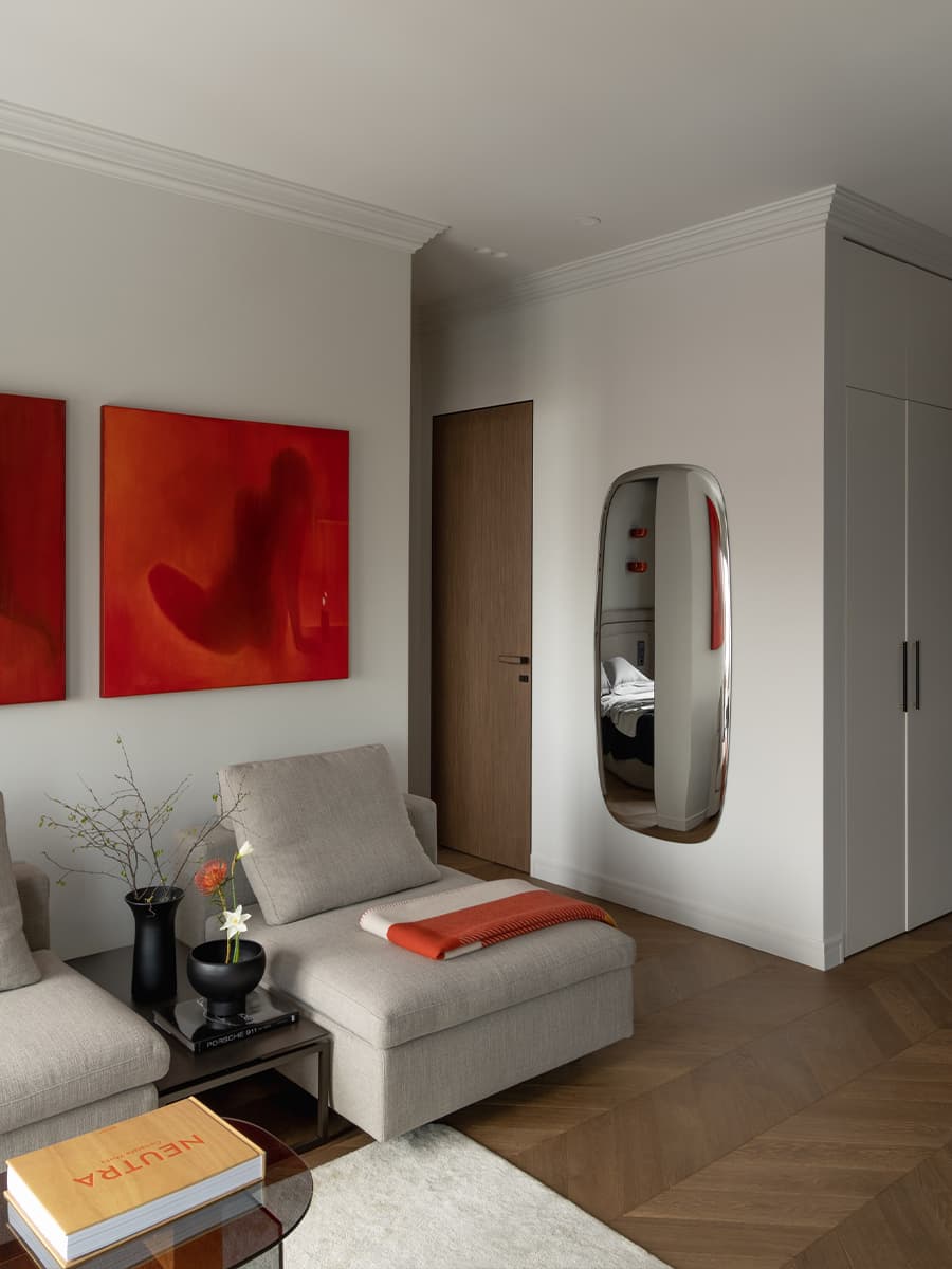 Интерьер отпускной квартиры с акцентами в фирменном оттенке Hermès — проект ADDAtelier