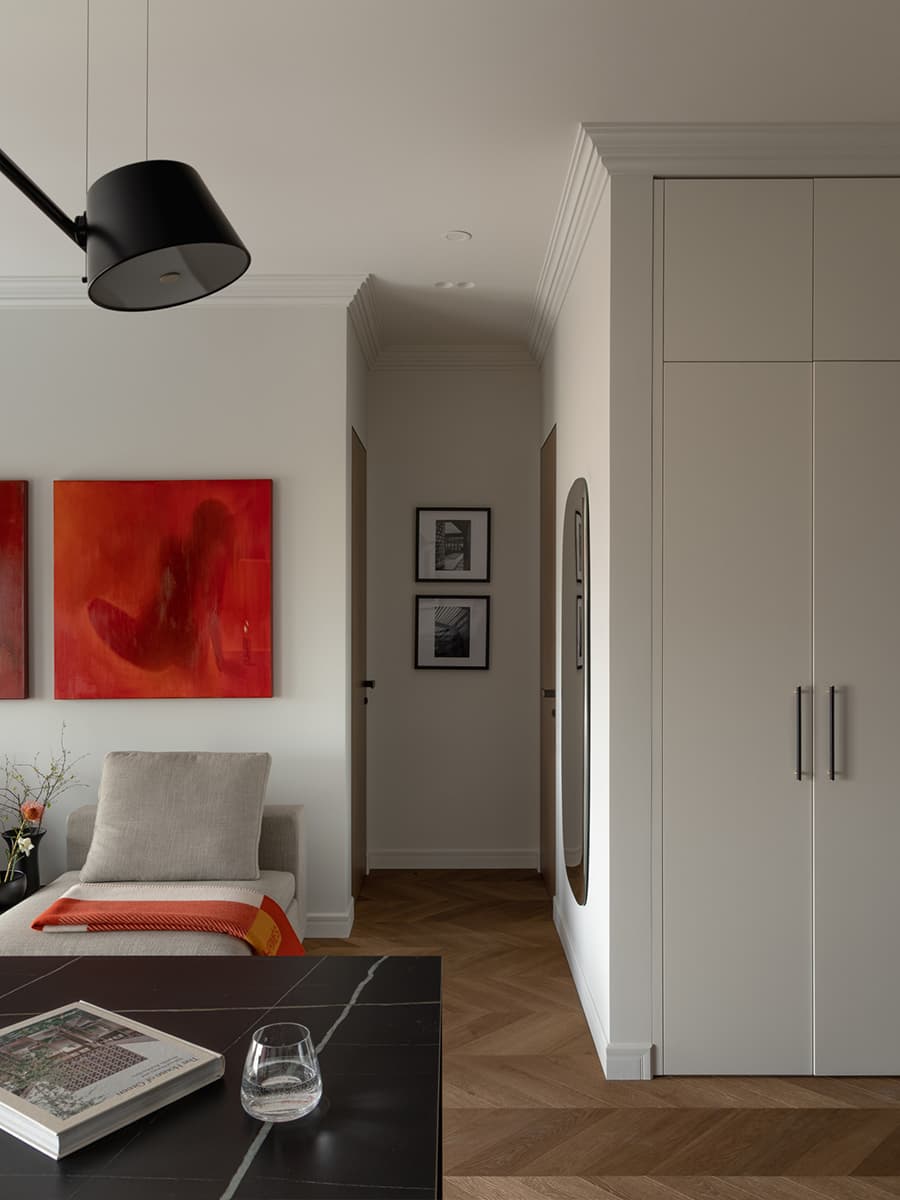 Интерьер отпускной квартиры с акцентами в фирменном оттенке Hermès — проект ADDAtelier