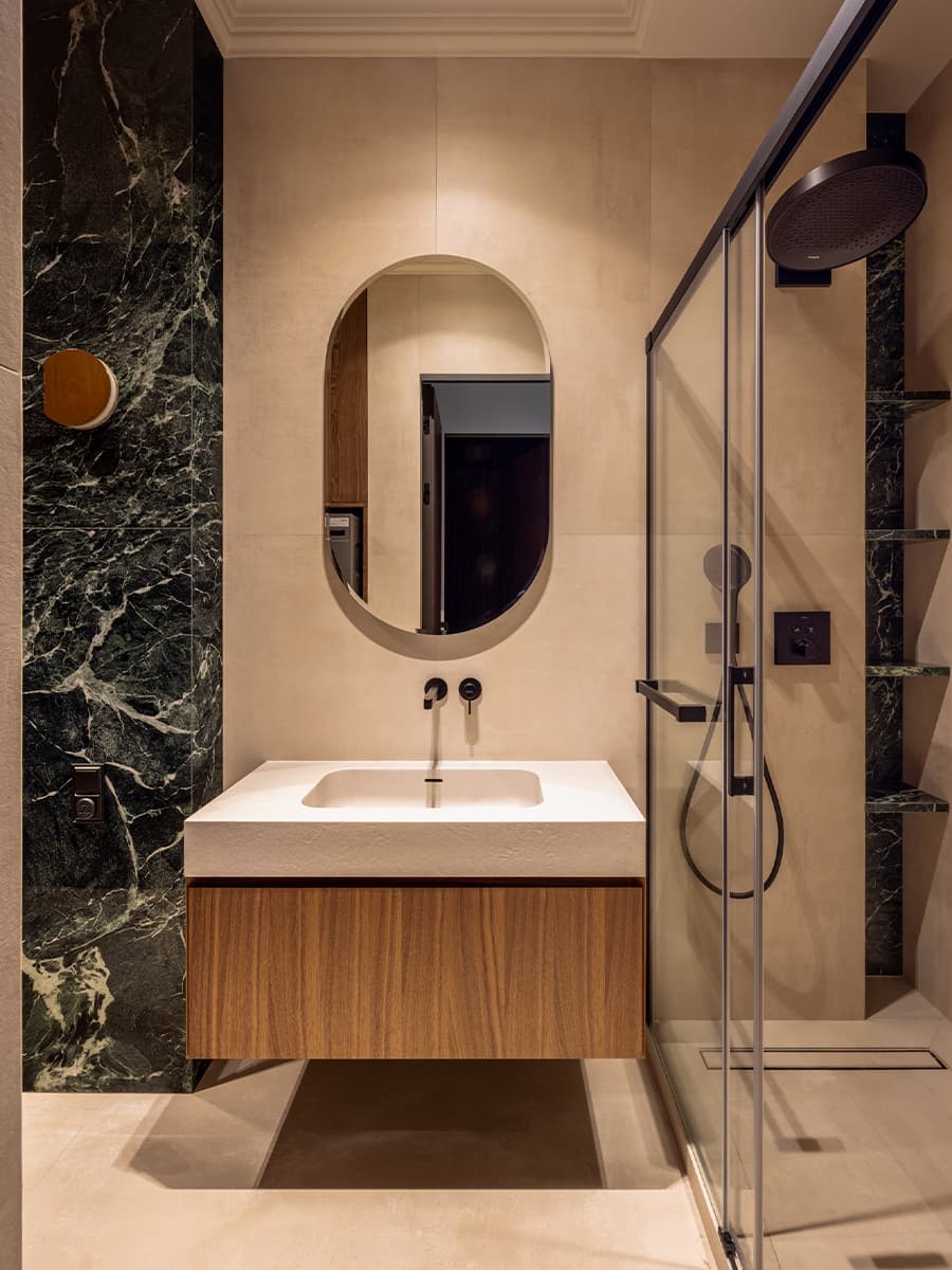 Интерьер отпускной квартиры с акцентами в фирменном оттенке Hermès — проект ADDAtelier