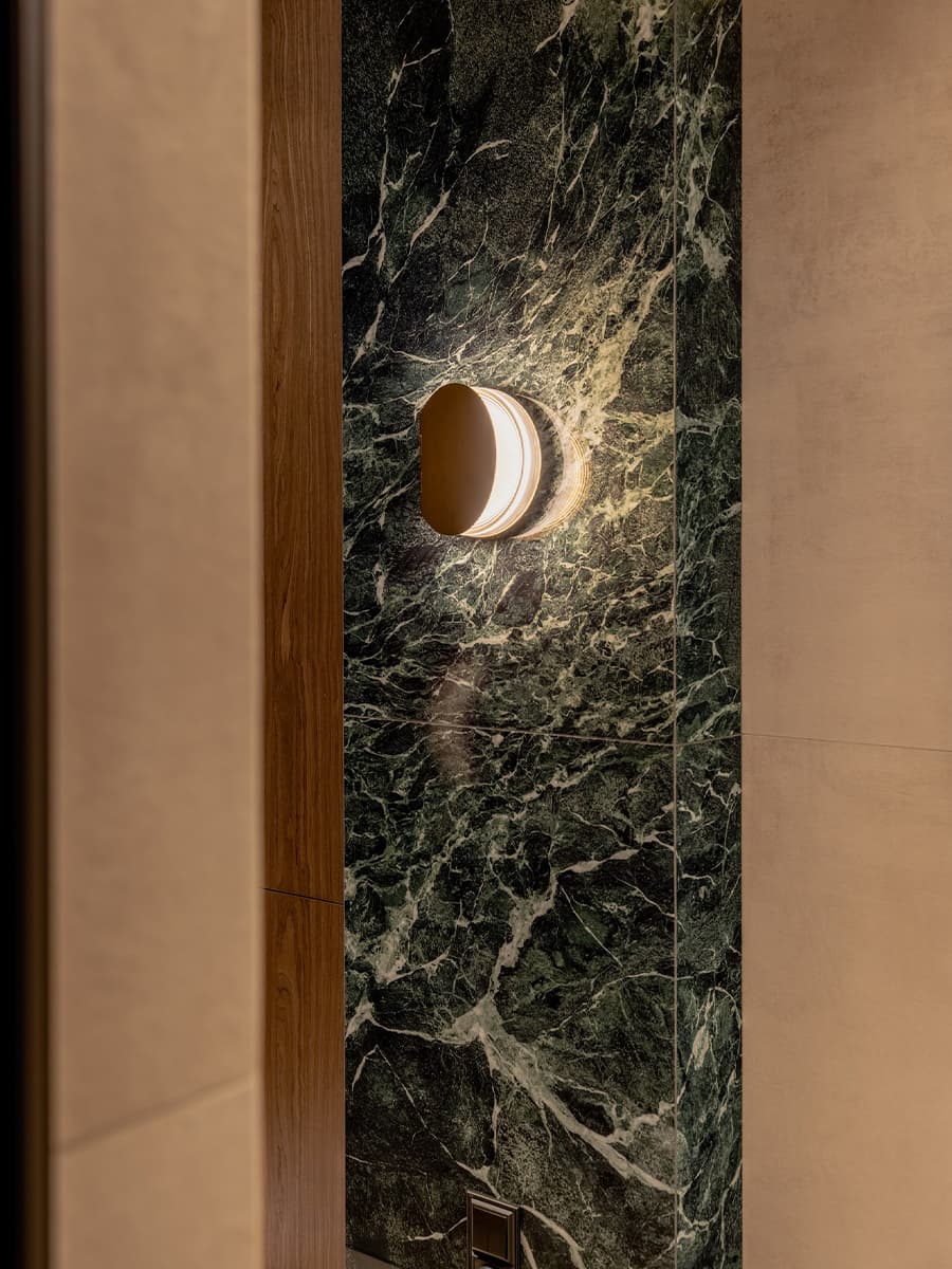 Интерьер отпускной квартиры с акцентами в фирменном оттенке Hermès — проект ADDAtelier