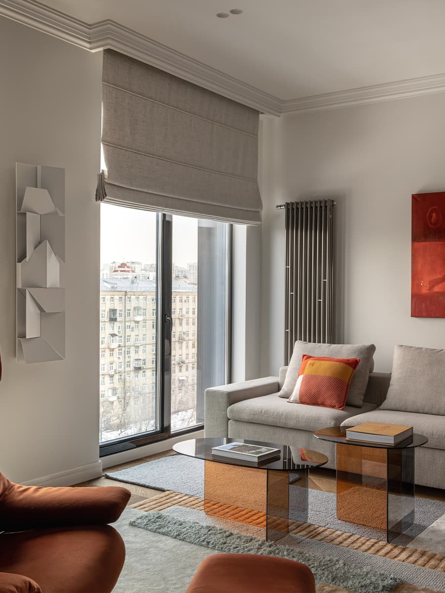 Интерьер отпускной квартиры с акцентами в фирменном оттенке Hermès — проект ADDAtelier