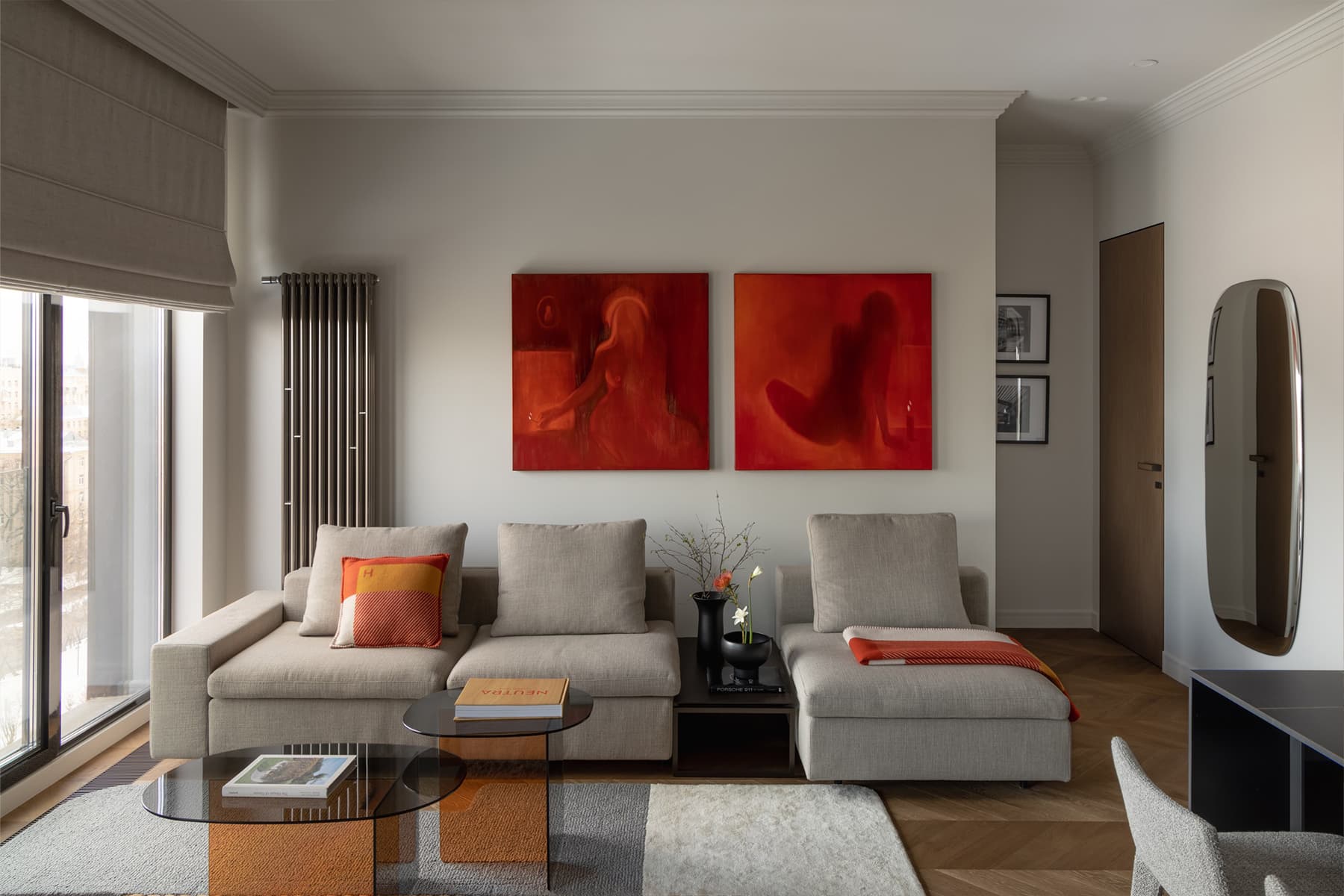 Интерьер отпускной квартиры с акцентами в фирменном оттенке Hermès — проект ADDAtelier w3