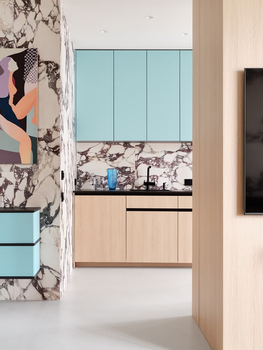 Расслабленный интерьер квартиры с эффектной мраморной стеной — проект Alexander Tischler