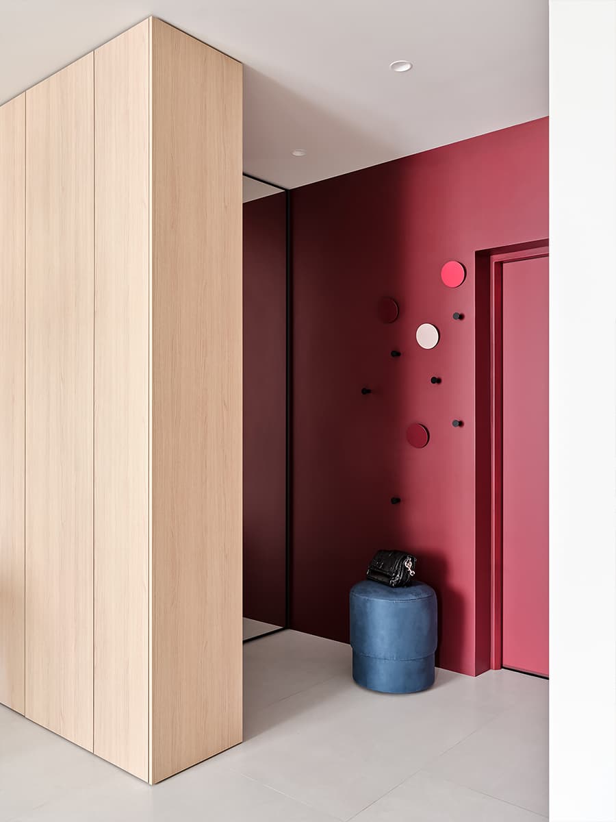 Расслабленный интерьер квартиры с эффектной мраморной стеной — проект Alexander Tischler