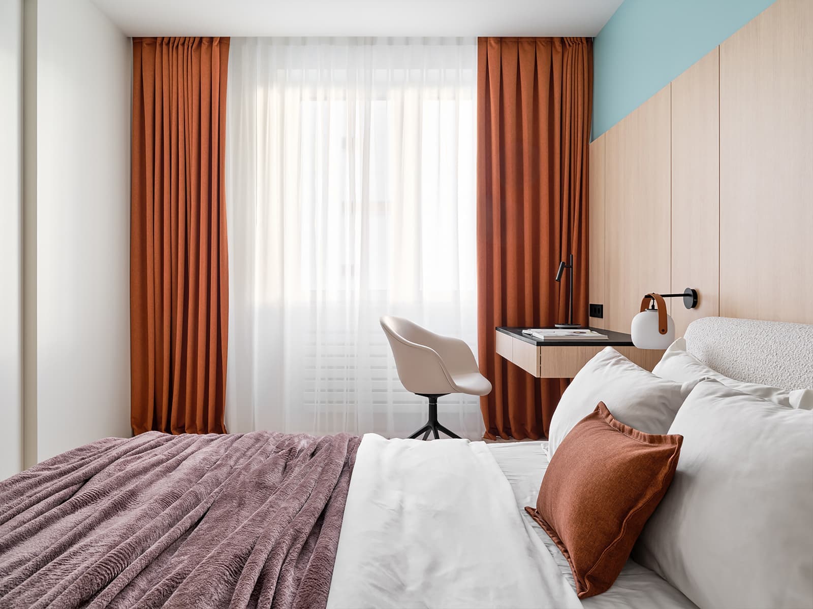 Расслабленный интерьер квартиры с эффектной мраморной стеной — проект Alexander Tischler