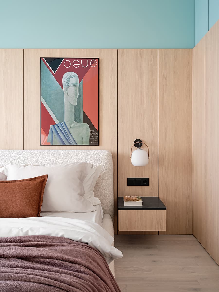 Расслабленный интерьер квартиры с эффектной мраморной стеной — проект Alexander Tischler