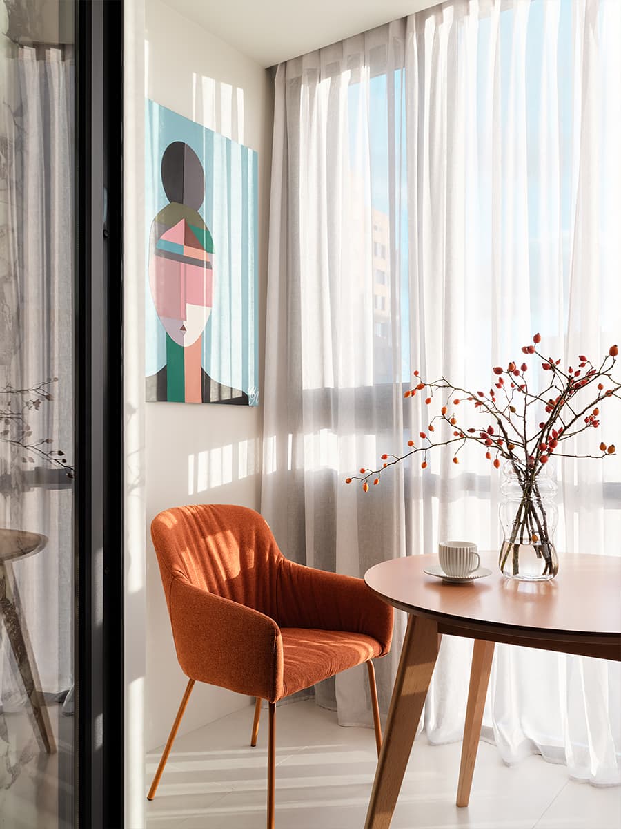 Расслабленный интерьер квартиры с эффектной мраморной стеной — проект Alexander Tischler