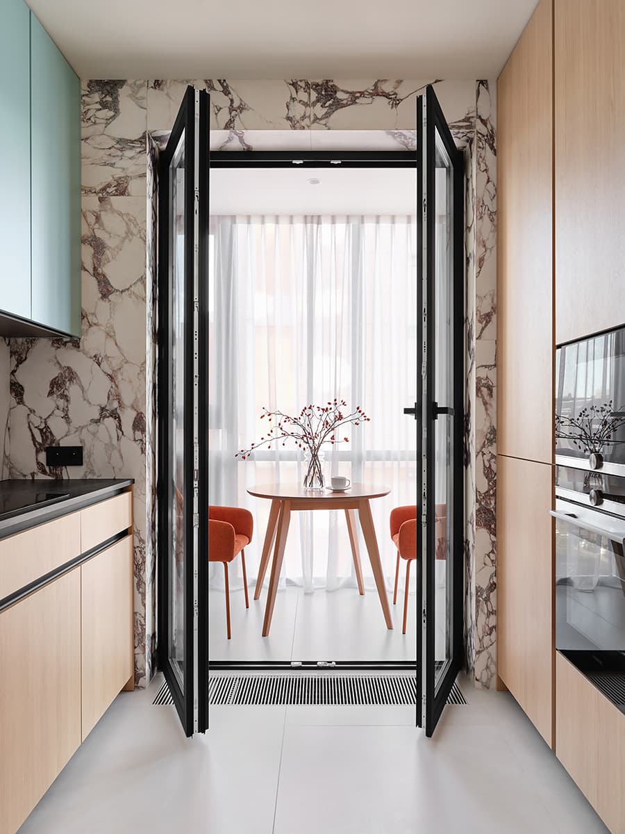 Расслабленный интерьер квартиры с эффектной мраморной стеной — проект Alexander Tischler