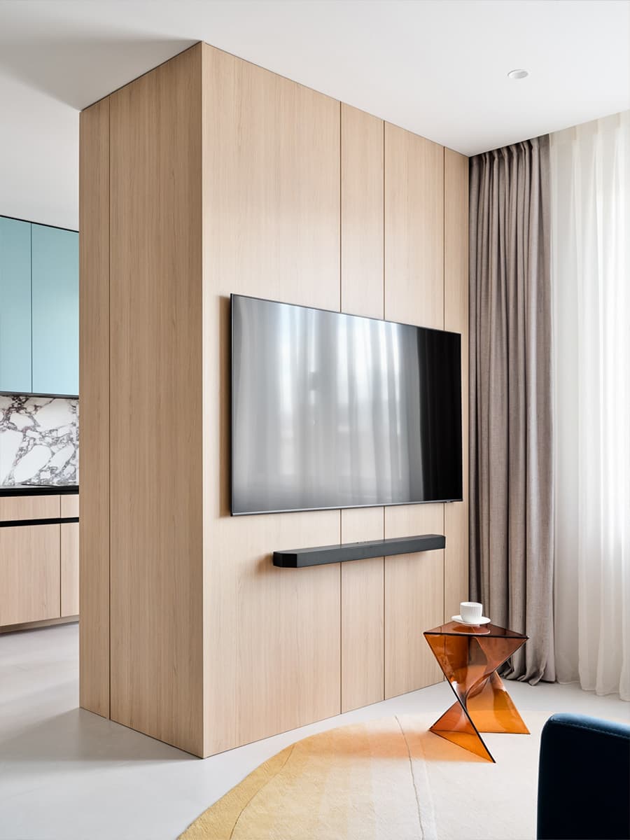 Расслабленный интерьер квартиры с эффектной мраморной стеной — проект Alexander Tischler