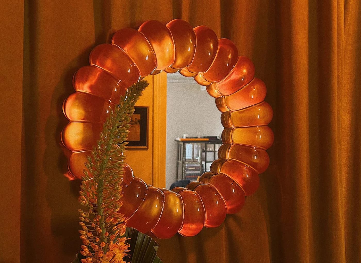 Дизайнеры Ready To Hang представили зеркало-желе