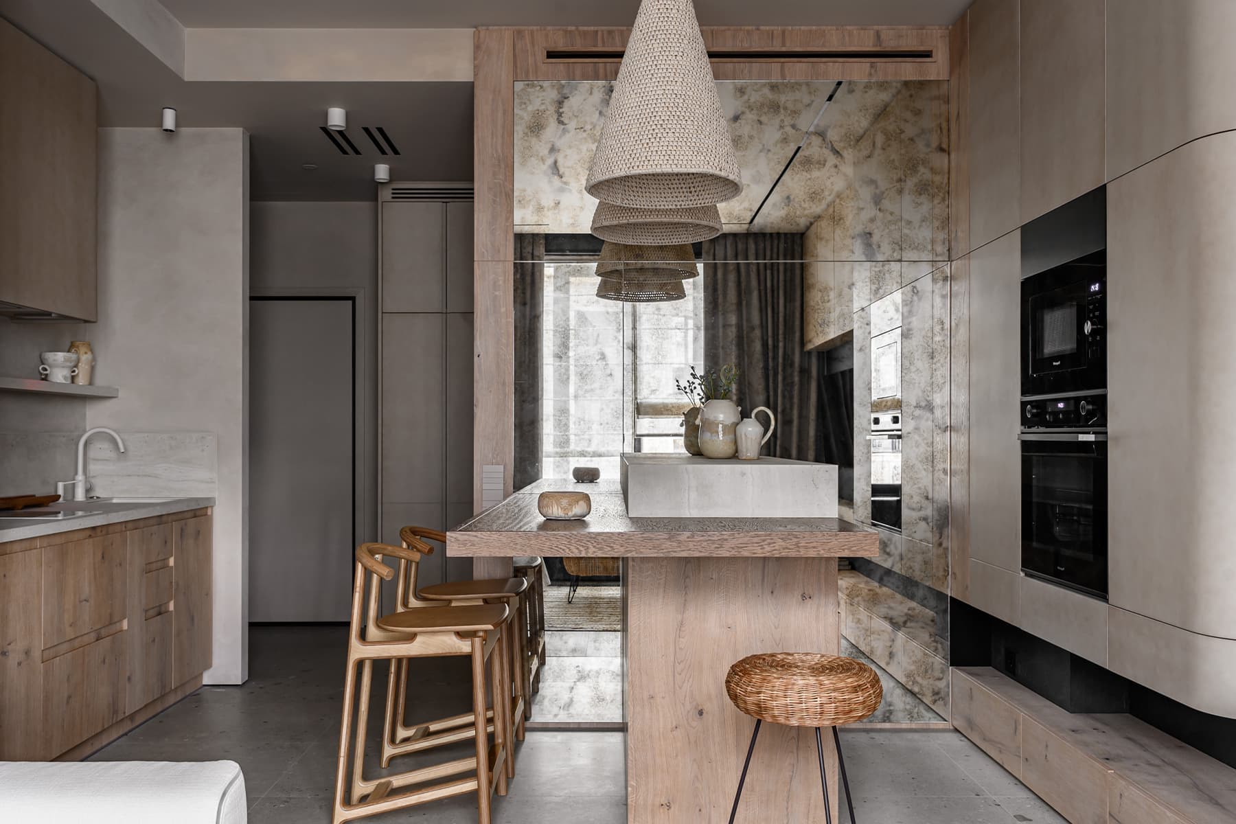 Бесшовные обои и итальянская мебель в светлом интерьере квартиры — проект Ольги Фокиной