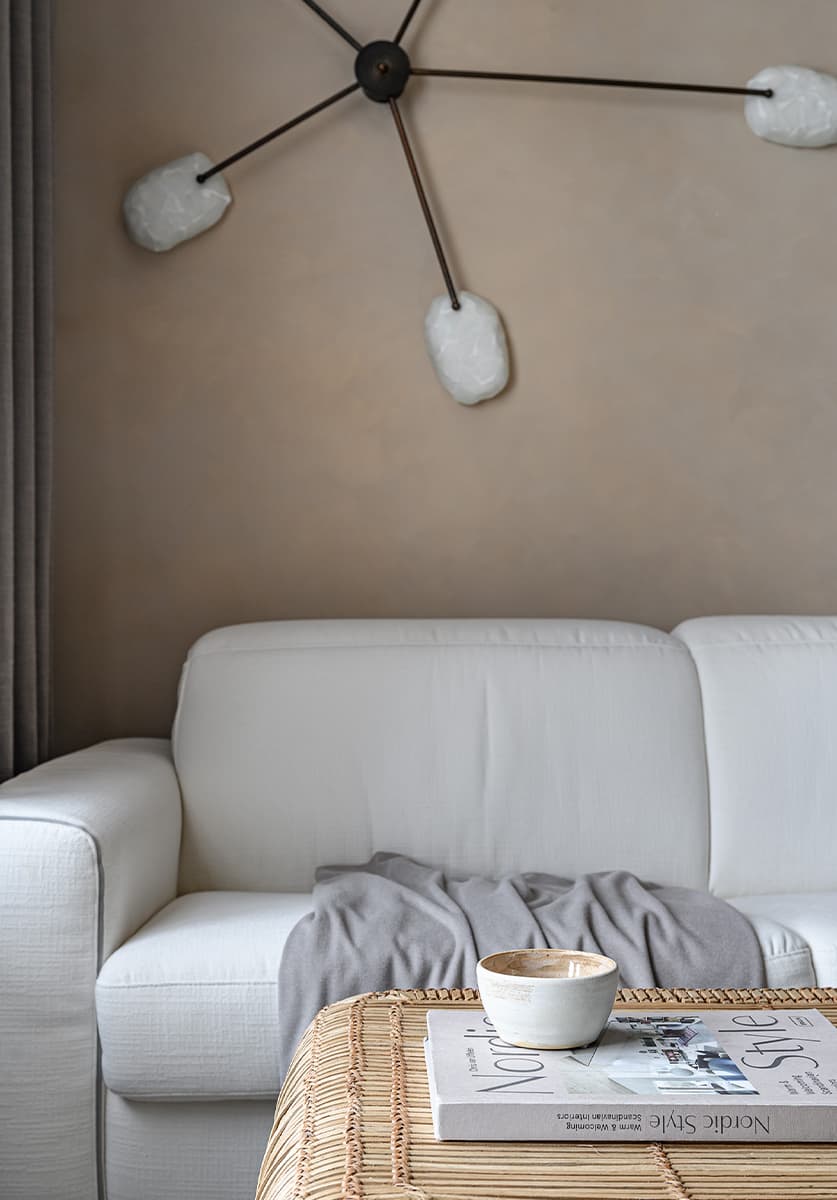 Бесшовные обои и итальянская мебель в светлом интерьере квартиры — проект Ольги Фокиной