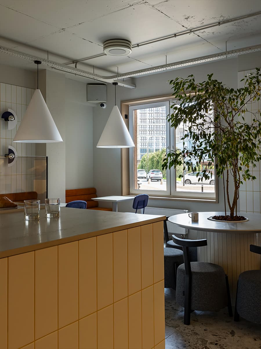 Красочный интерьер небольшого кафе в Минске — проект Натальи Знахарчук