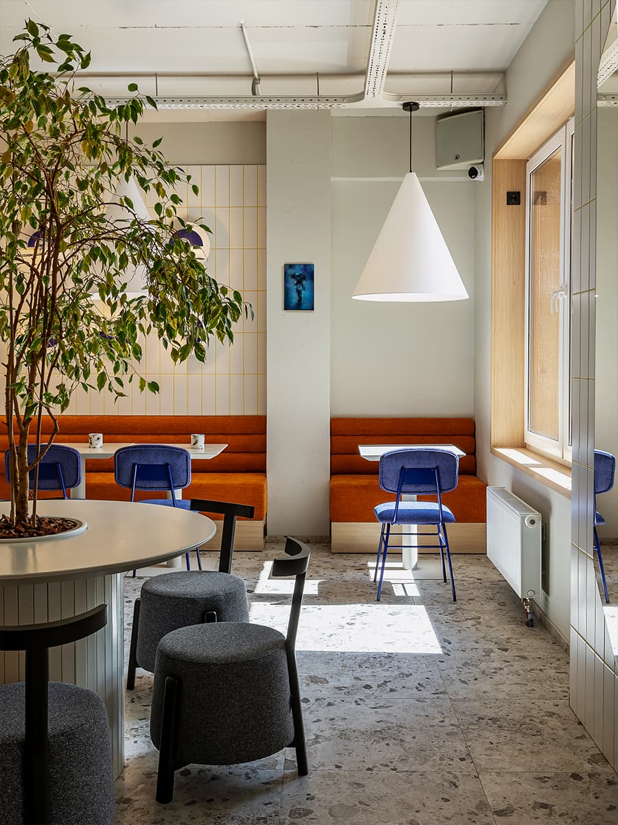 Красочный интерьер небольшого кафе в Минске — проект Натальи Знахарчук