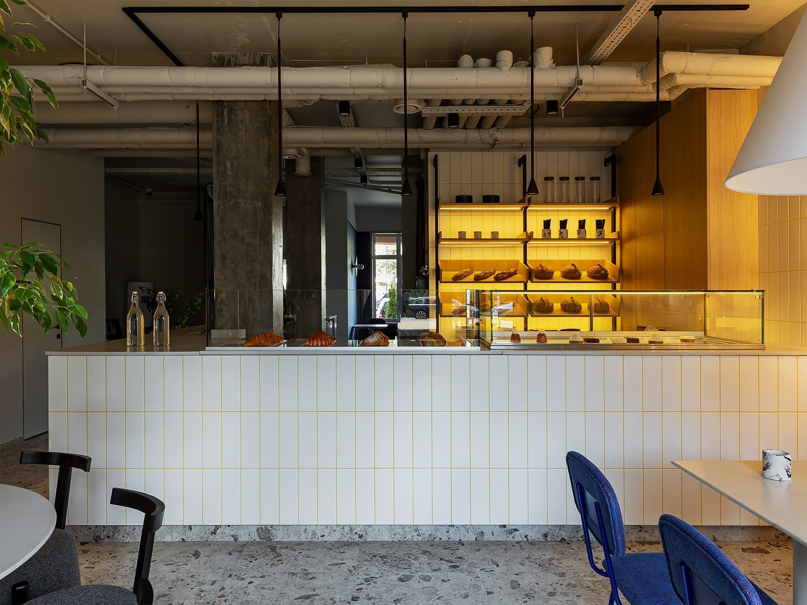 Красочный интерьер небольшого кафе в Минске — проект Натальи Знахарчук