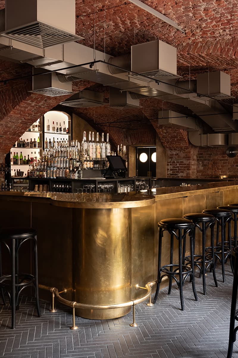 Камерный петербургский бар с латунными деталями — проект студии zavod11 и PogodinRogov