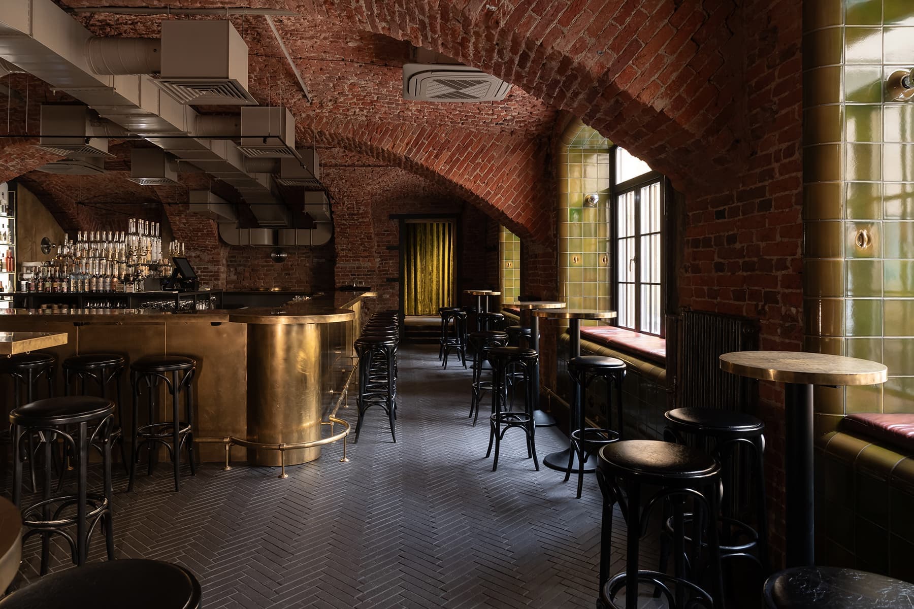 Камерный петербургский бар с латунными деталями — проект студии zavod11 и PogodinRogov
