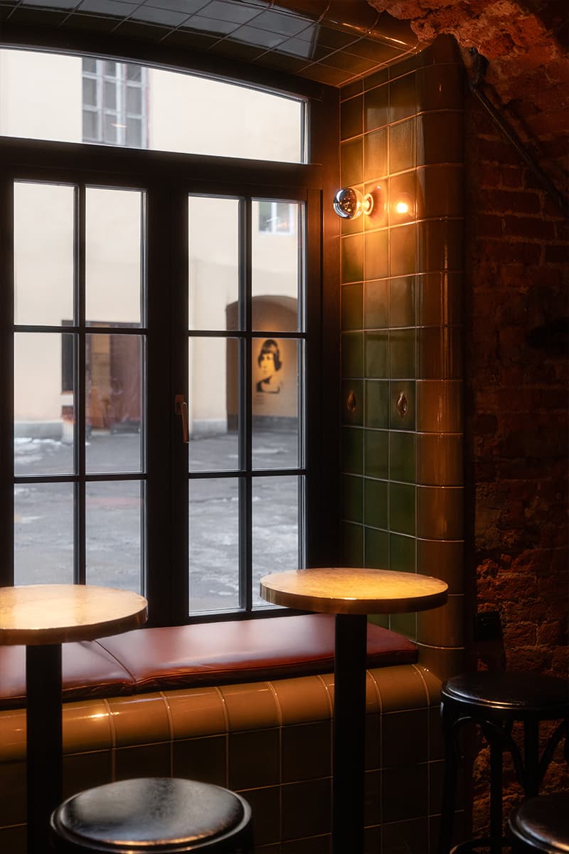 Камерный петербургский бар с латунными деталями — проект студии zavod11 и PogodinRogov