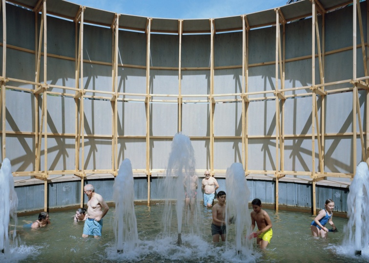 Leopold Banchini Architects превратили фонтан в купальню