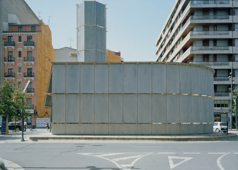Leopold Banchini Architects превратили фонтан в купальню