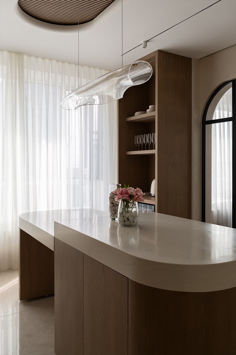 Обволакивающий интерьер «женской» квартиры с золотистыми акцентами — проект студии Room Design