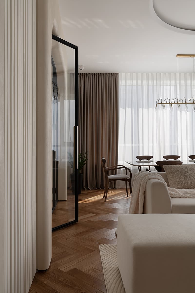 Обволакивающий интерьер «женской» квартиры с золотистыми акцентами — проект студии Room Design