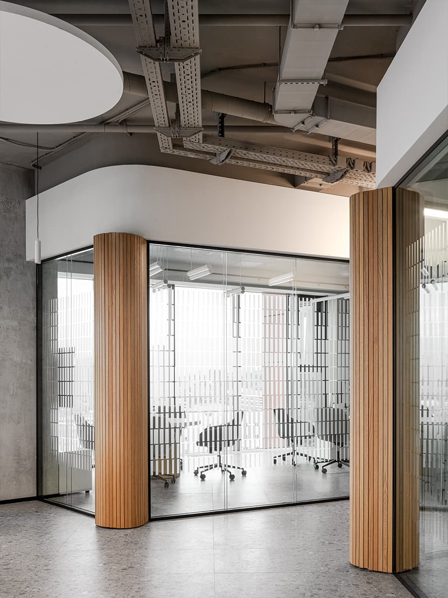 Уютный интерьер офиса современного техно-гиганта — проект дизайн-бюро N°11