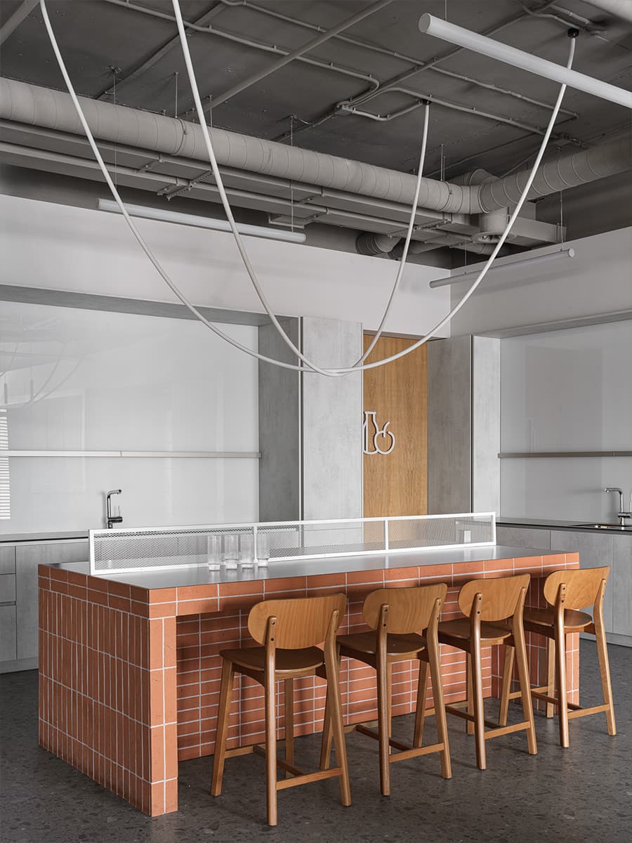 Уютный интерьер офиса современного техно-гиганта — проект дизайн-бюро N°11