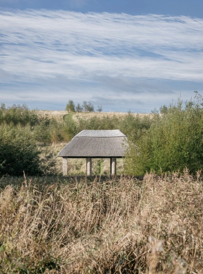 Fuinneamh Workshop Architects построили укрытие из природных материалов в ирландском парке