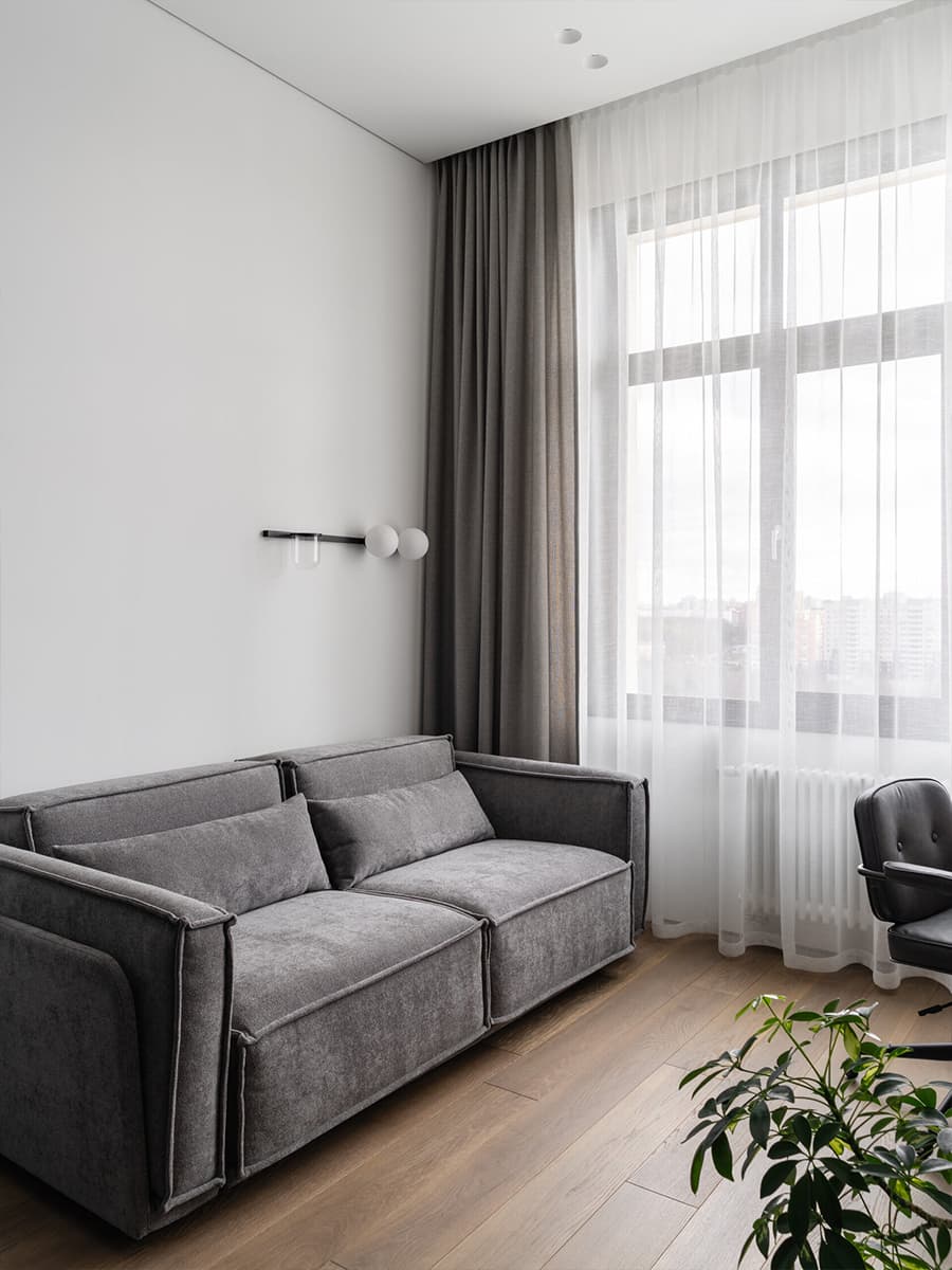 Монохром, черные стеновые панели и лаконичные светильники в квартире для холостяка — проект Артема Алексеева