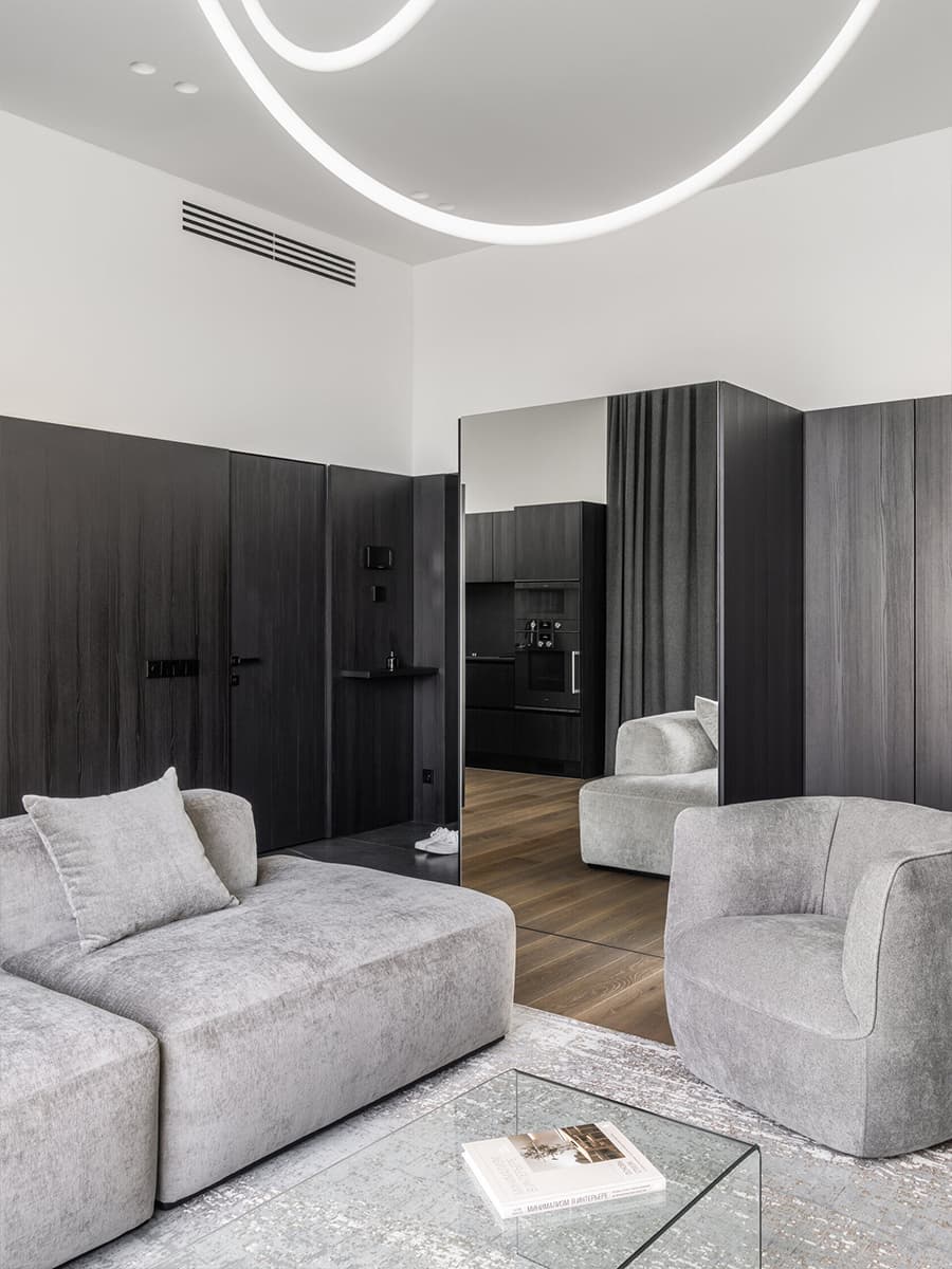 Монохром, черные стеновые панели и лаконичные светильники в квартире для холостяка — проект Артема Алексеева