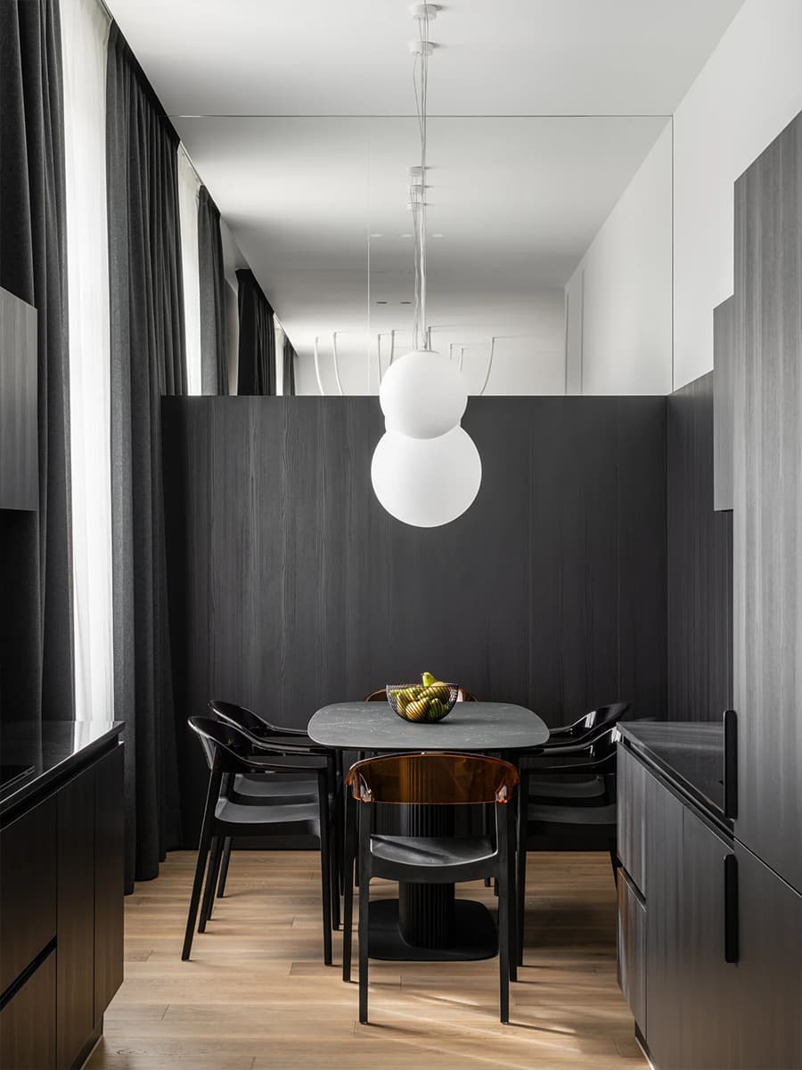 Монохром, черные стеновые панели и лаконичные светильники в квартире для холостяка — проект Артема Алексеева