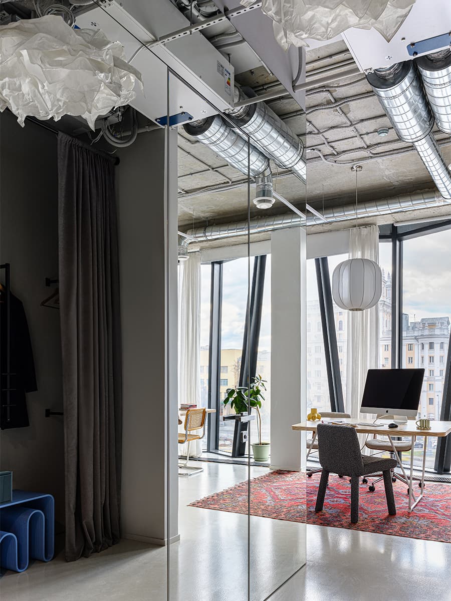 Эклектичный и яркий интерьер офиса дизайн-студии — проект студии DSGN HUB