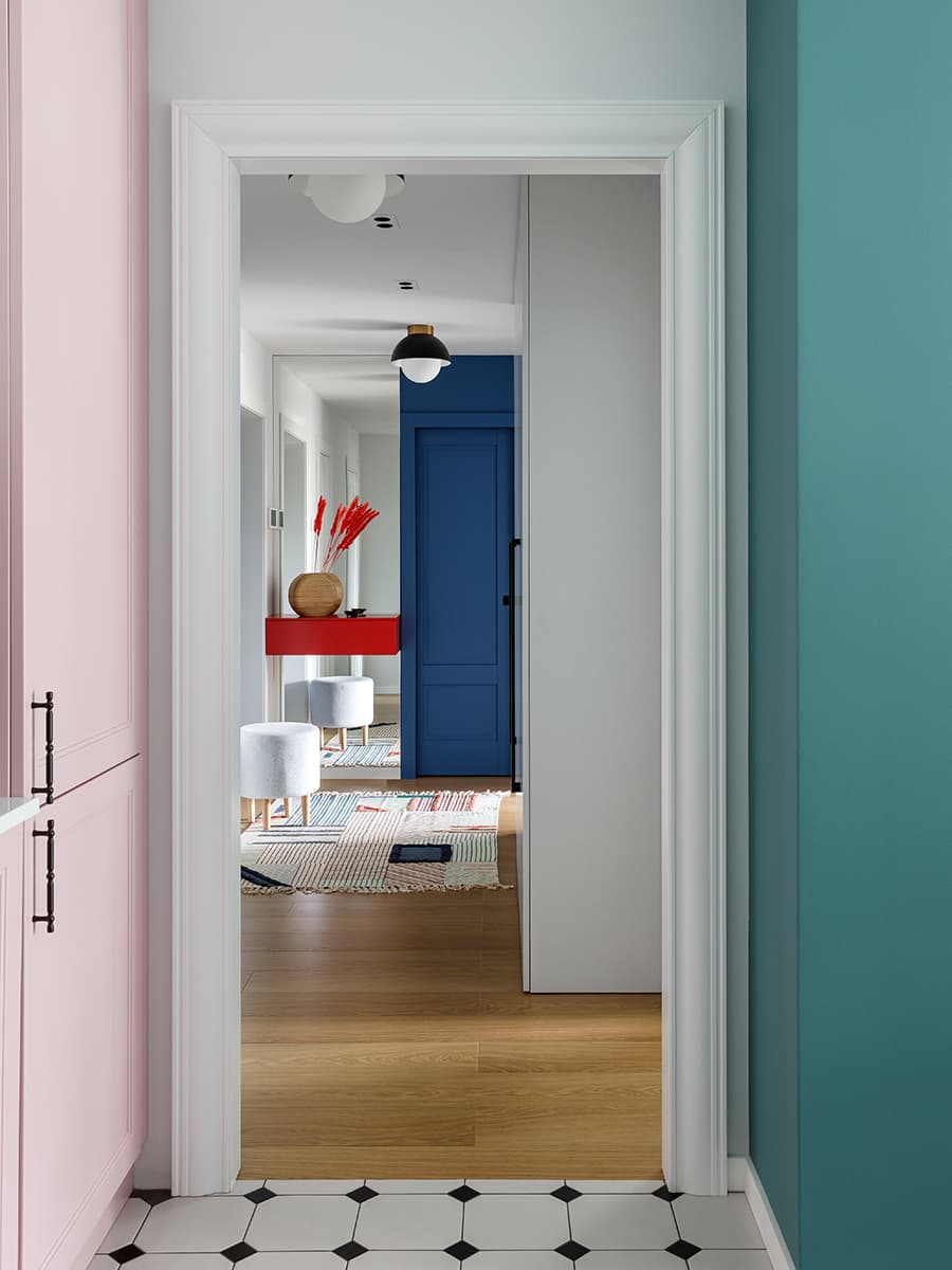 Оттенки синего, кораллового и бирюзового в квартире для семьи моряка — проект студии Rыба Дизайн