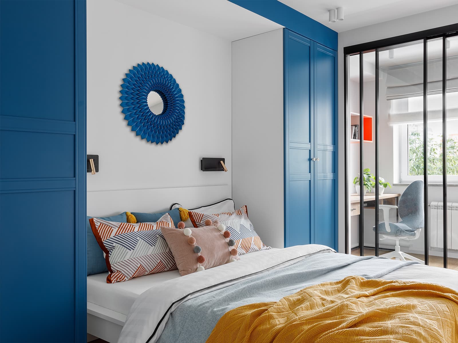 Оттенки синего, кораллового и бирюзового в квартире для семьи моряка — проект студии Rыба Дизайн