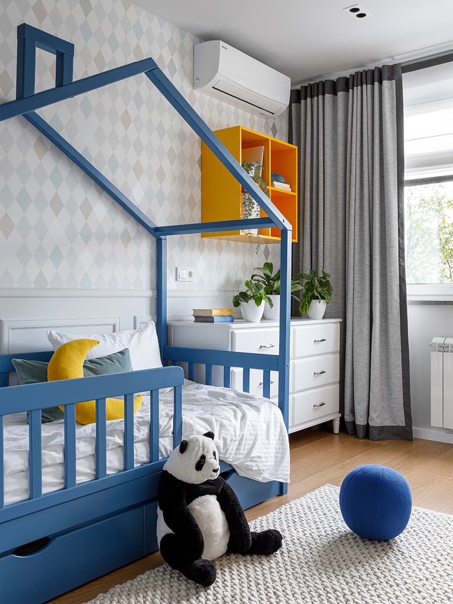 Оттенки синего, кораллового и бирюзового в квартире для семьи моряка — проект студии Rыба Дизайн