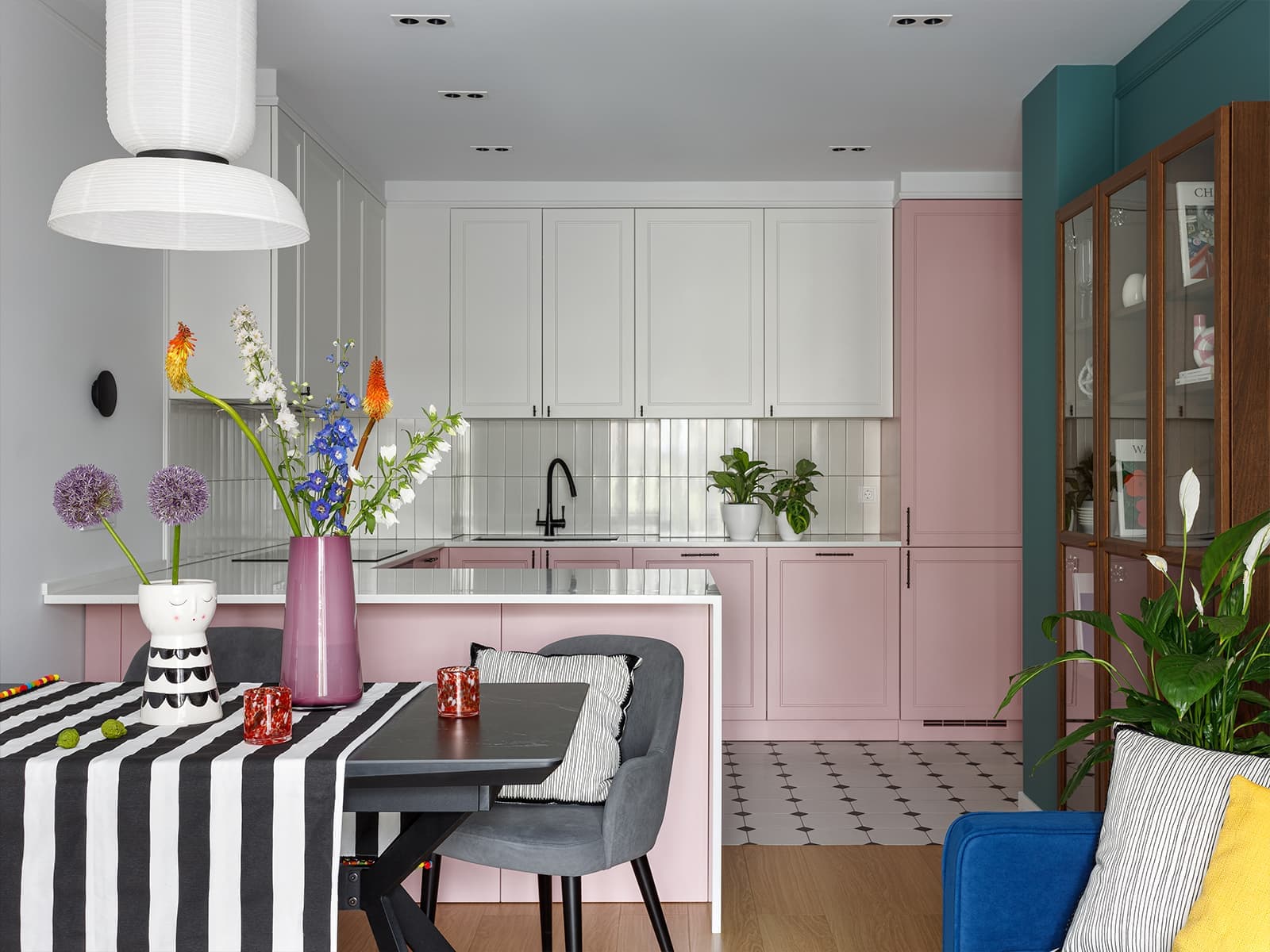 Оттенки синего, кораллового и бирюзового в квартире для семьи моряка — проект студии Rыба Дизайн