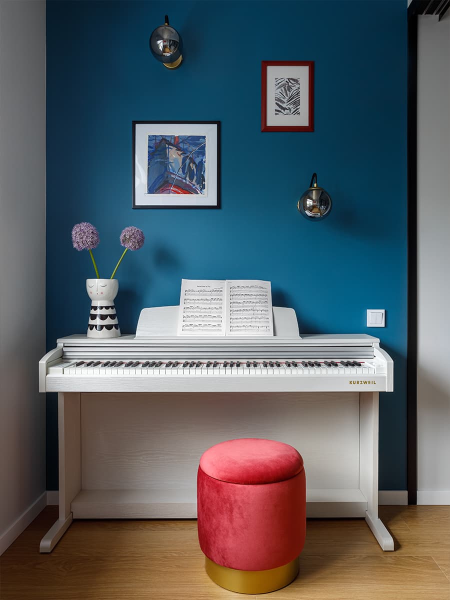 Оттенки синего, кораллового и бирюзового в квартире для семьи моряка — проект студии Rыба Дизайн