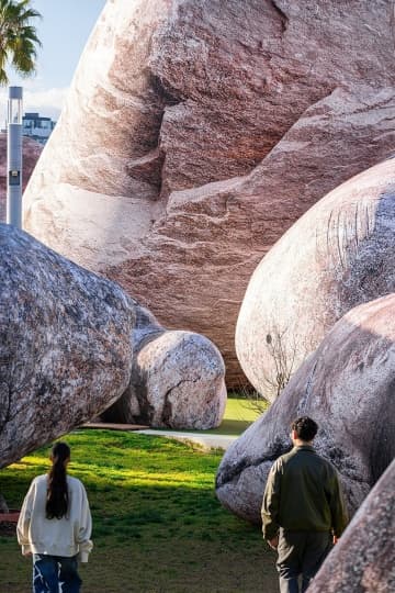 ENESS привезли в Мельбурн надувной «каменный сад»