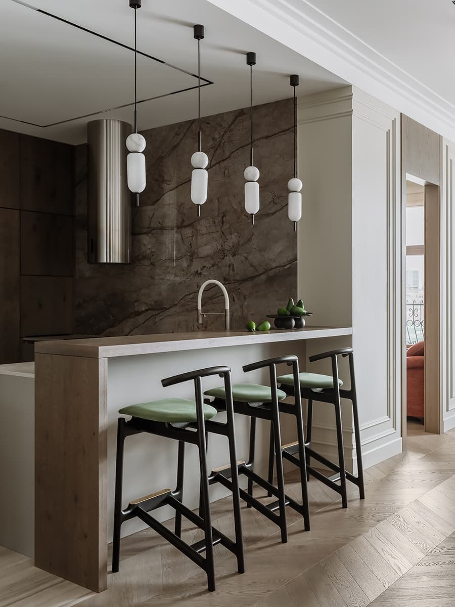 Теплый семейный интерьер квартиры с точечными вкраплениями цвета — проект Анны Мизюра