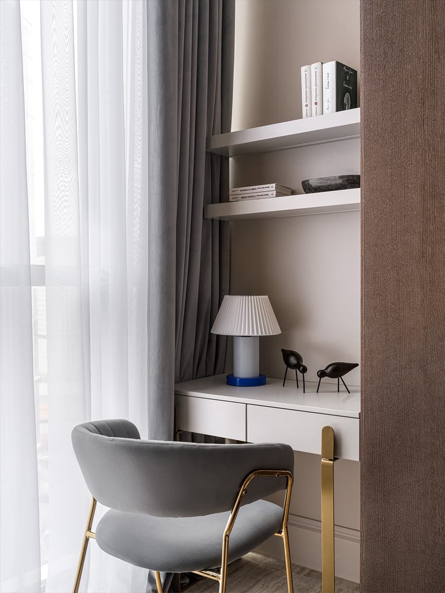 Классика и узорчатые обои в интерьере квартиры для девушки — проект DIB.architects