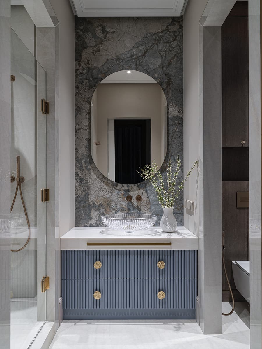 Классика и узорчатые обои в интерьере квартиры для девушки — проект DIB.architects