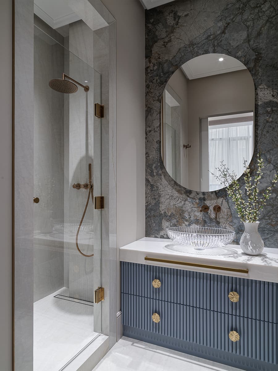 Классика и узорчатые обои в интерьере квартиры для девушки — проект DIB.architects