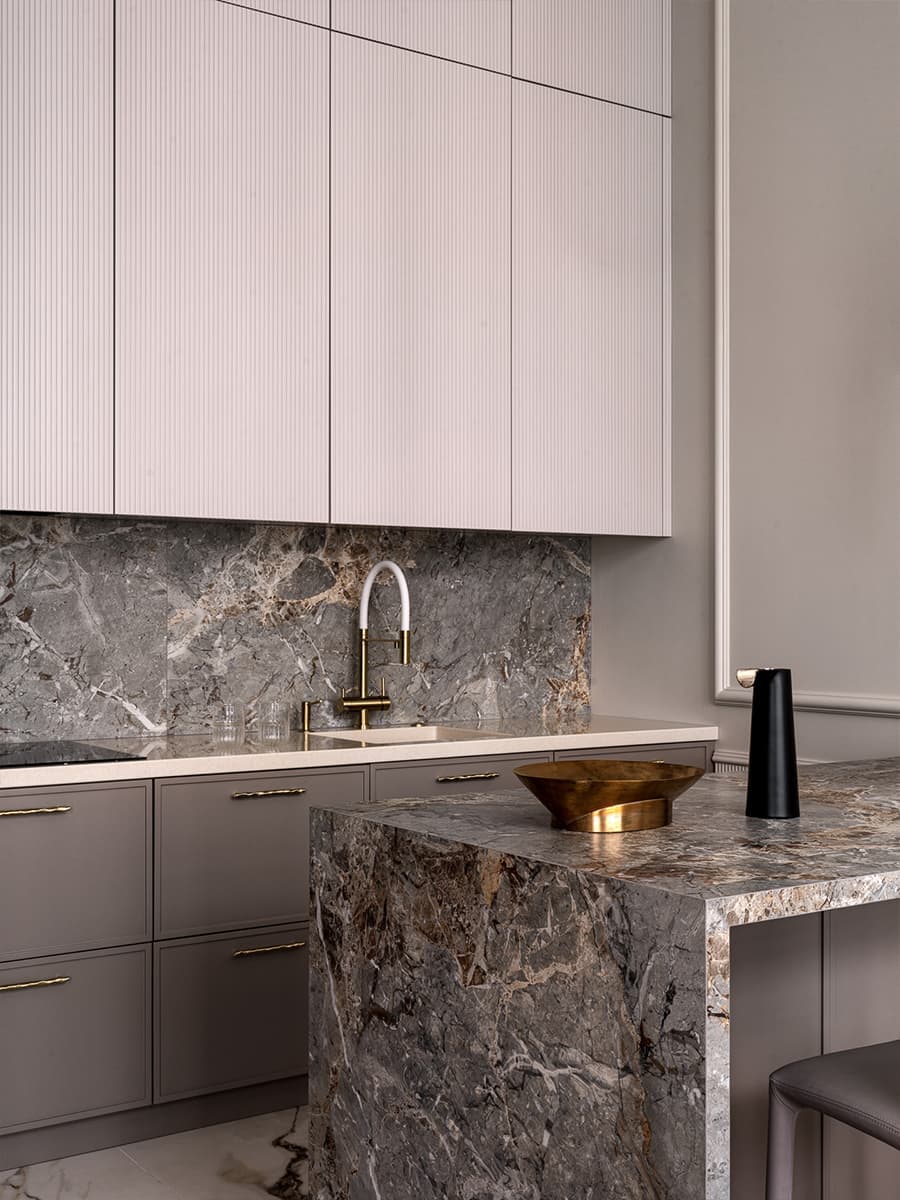 Классика и узорчатые обои в интерьере квартиры для девушки — проект DIB.architects