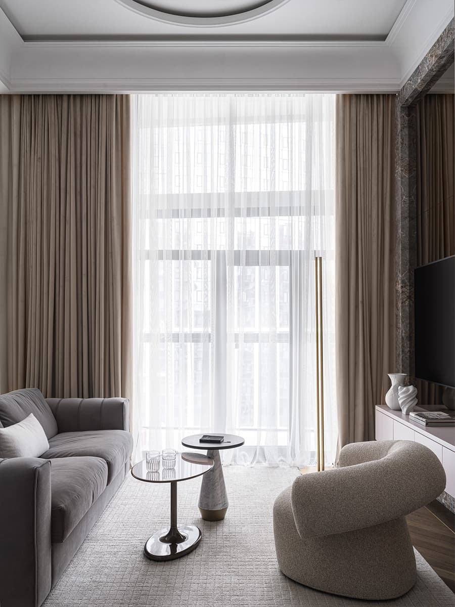 Классика и узорчатые обои в интерьере квартиры для девушки — проект DIB.architects